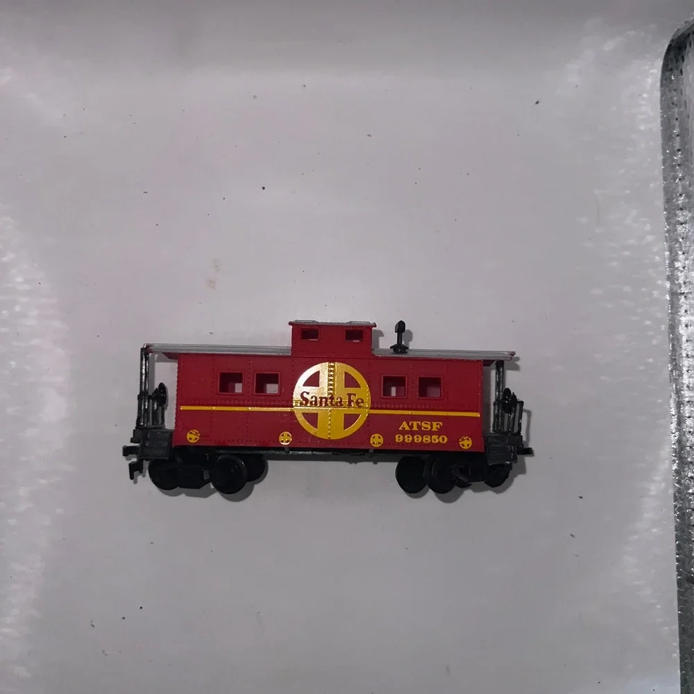 Santa‎ Fe ATSF 999850 Caboose Red Yellow Model Train Car Cupola Style Railcar